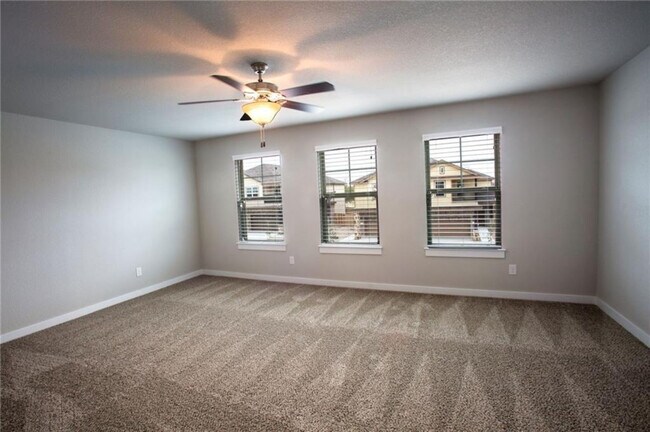 Foto del edificio - 137 Lakeview Ct
