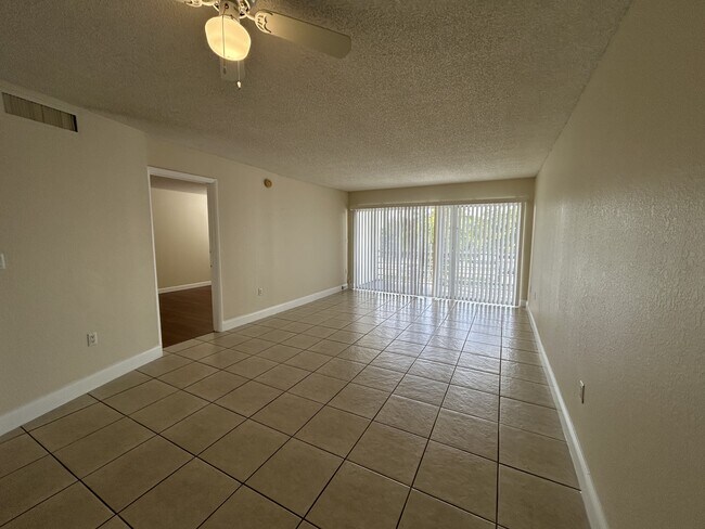 Foto del edificio - 4255 N University Dr