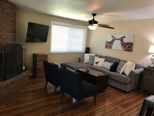 Living area - 605 NW Linden Ave