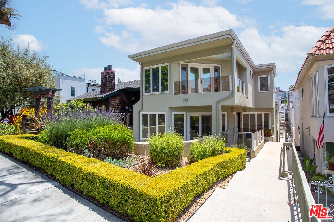 Primary Photo - 708 Iris Ave