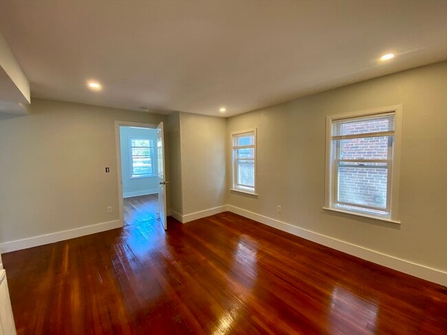 Building Photo - 975 Chestnut St