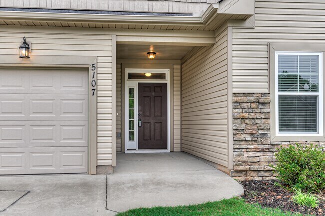 Foto del edificio - 5107 Heathbrook Dr
