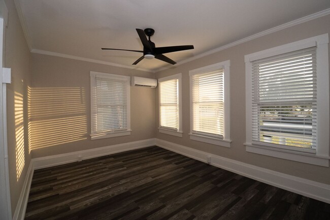 Building Photo - Charming One Bedroom Garage Apartment with...