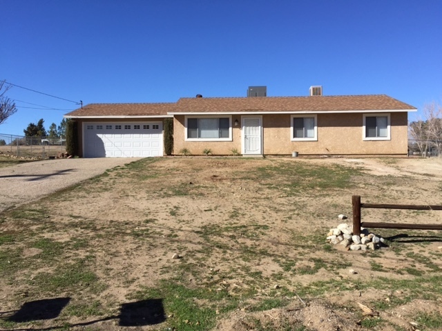 Foto principal - 3 BEDROOM, 2 BATHROOM HOME IN VICTORVILLE....