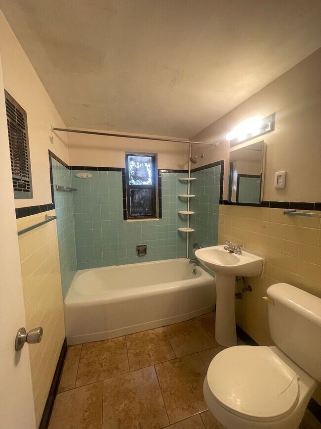 Foto del edificio - 2 Bed 1 Bath Home | Carport | Pet Friendly with Fenced Yard | Washer Dryer Hook Ups | Section 8 W...