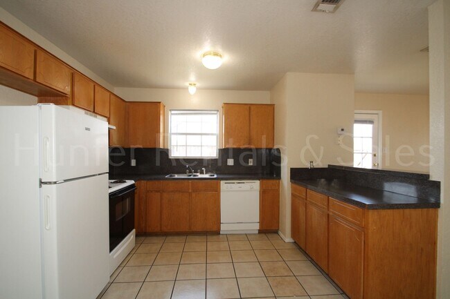 Building Photo - Three Bedroom Beauty!