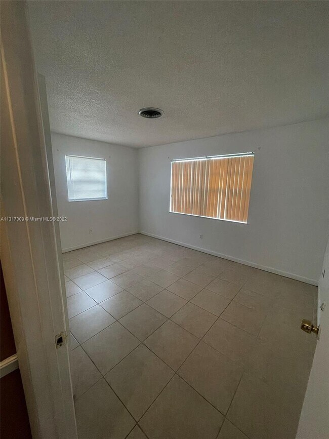 Building Photo - 706 SE Alamanda Way