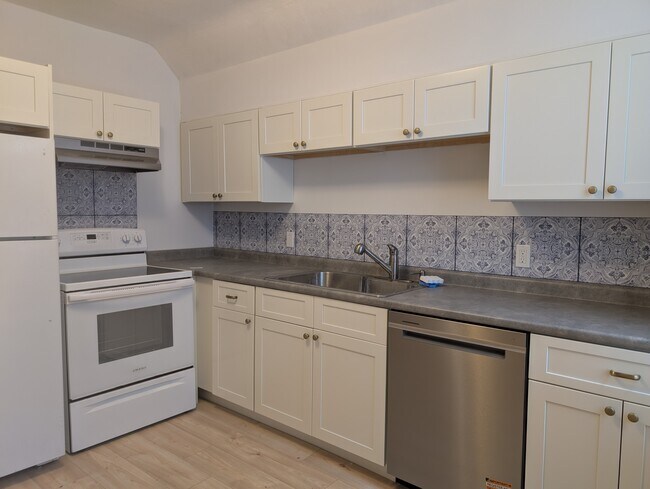 Building Photo - 315 US-5 Building Photo - 315 US-5