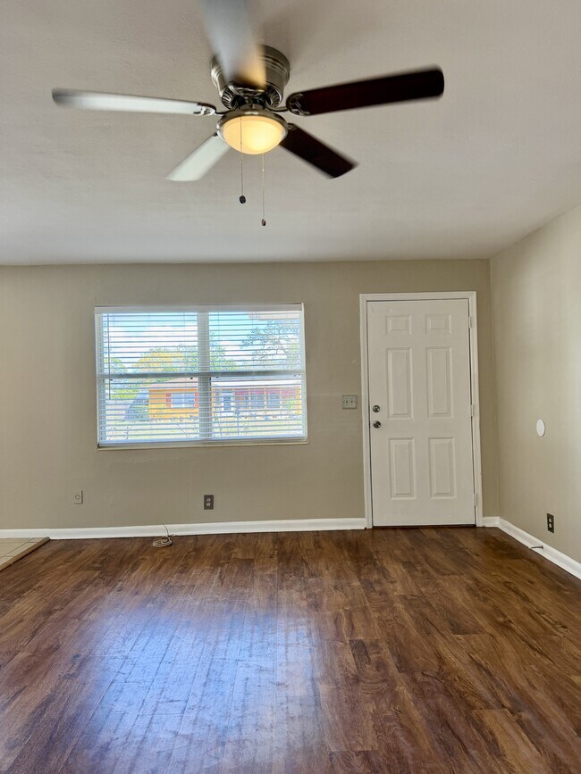 Foto del edificio - 1612 Young Ave