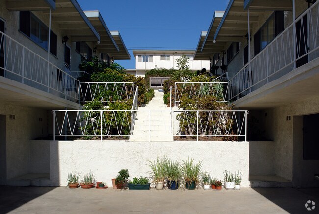 Foto del edificio - 126-130 Loma Vista St