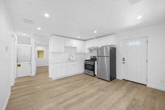 Building Photo - 309 N Catalina Ave