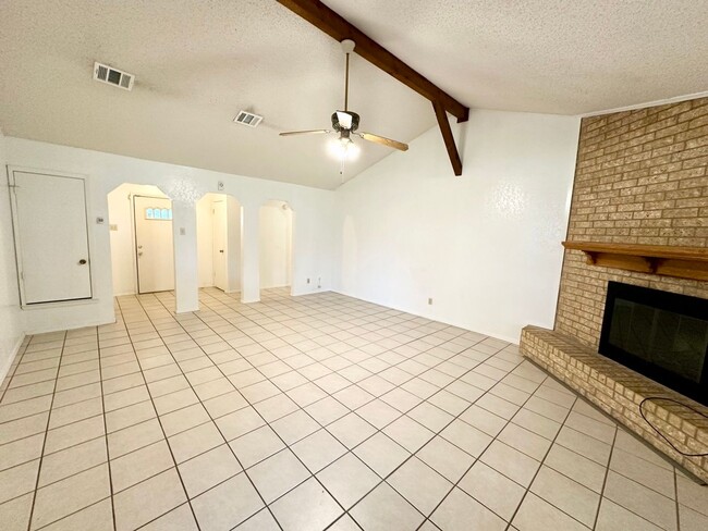 Building Photo - Spacious 3/2 in Midway ISD