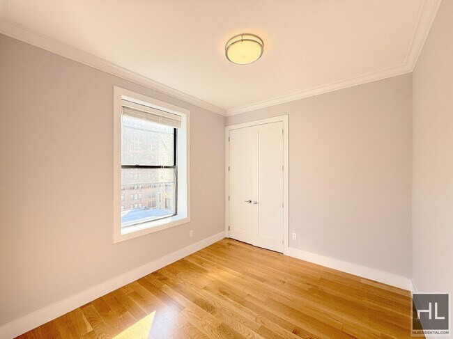 Foto del edificio - 1 bedroom 1 bathroom with washer and dryer / 252 WEST 76 STREET