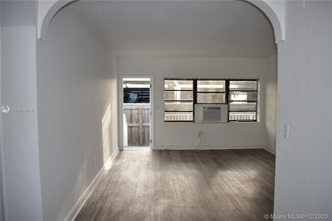 Building Photo - 1980 Biarritz Dr