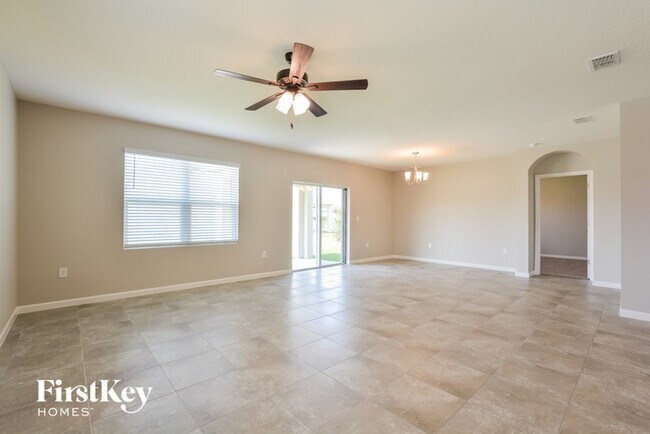 Building Photo - 545 Sorrento Dr