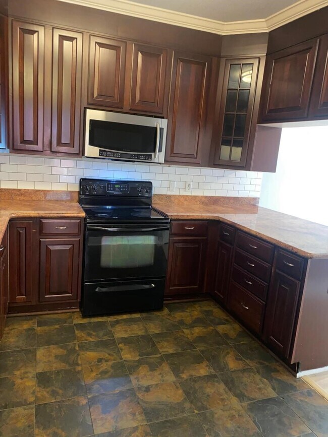 Building Photo - 2100 Tanglewilde St