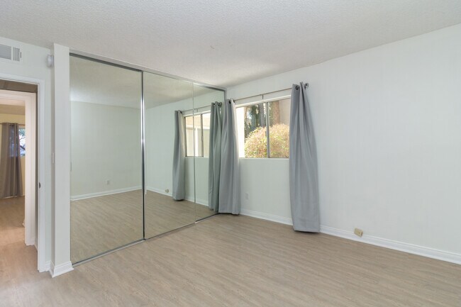 Foto del edificio - 5412 Lindley Ave