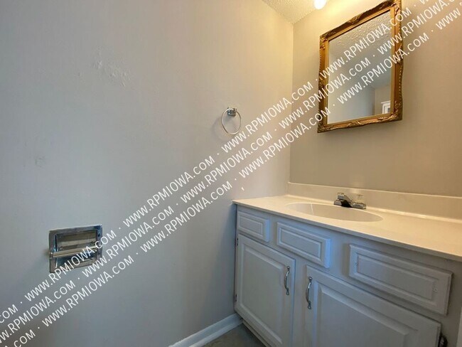 Building Photo - CHARMING DUPLEX! 3 Bedroom and 1.5 Bathroo...