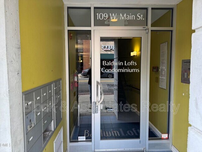 Foto del edificio - 109 W Main St