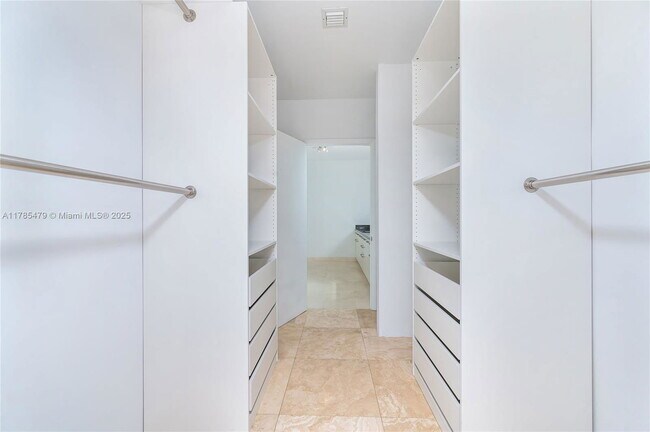 Foto del edificio - 7934 West Dr