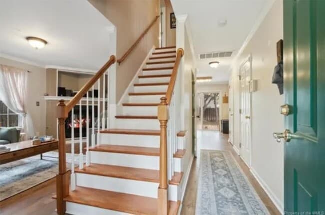 Living area - 204 Burgundy Rd