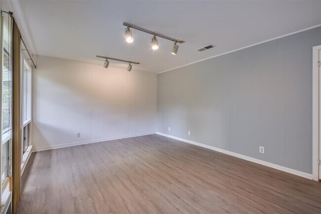 Foto del edificio - 1703 Emilie Ln