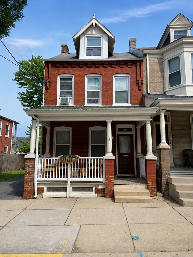 Building Photo - 141 N Plum St