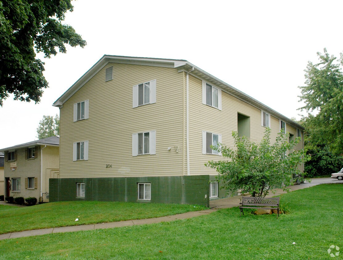 Primary Photo - 204 E Norwich Ave