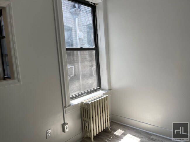 Building Photo - 21 AVENUE