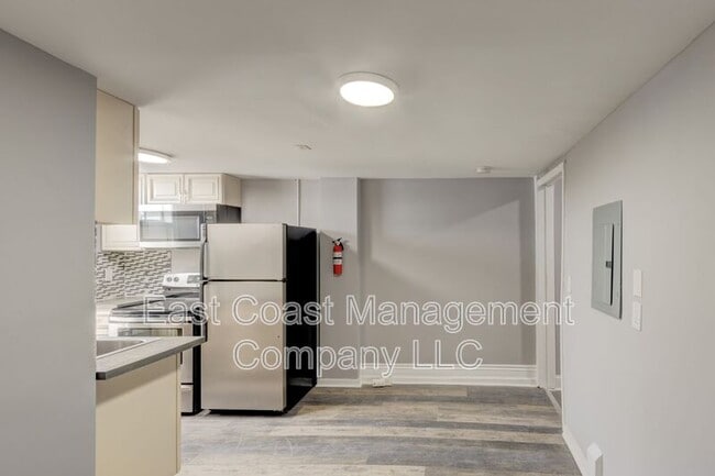 Building Photo - 2425 Barclay St