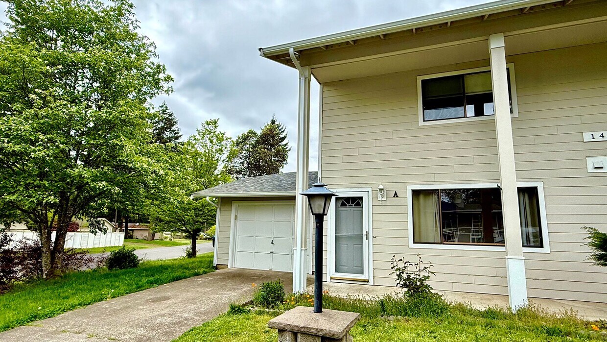 Primary Photo - Two Bedroom Townhome with AC, Garage & Ful...
