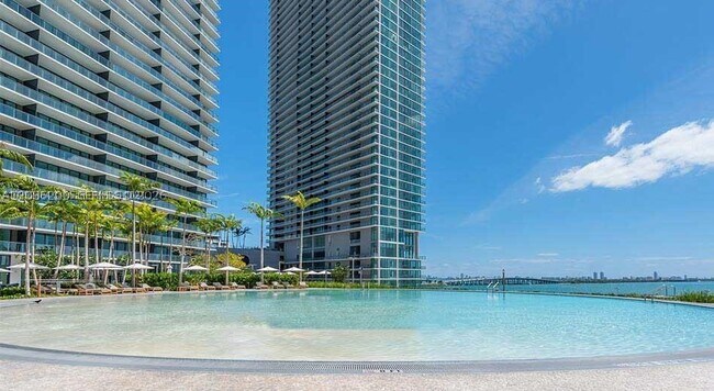 Foto del edificio - 650 NE 32nd St