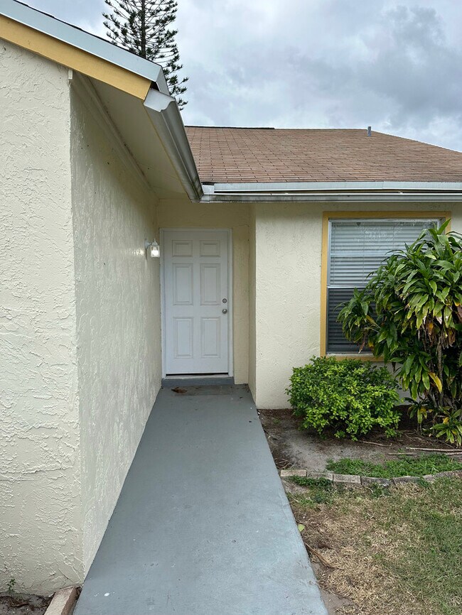 Building Photo - 2/2 Townhome available in Jupiter!