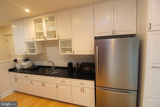 Building Photo - 4614 Roxbury Dr