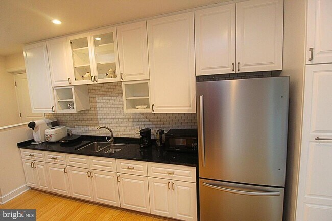 Foto del edificio - 4614 Roxbury Dr
