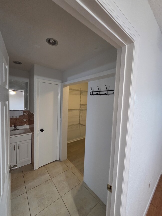 Building Photo - 606 Lakespur Ln