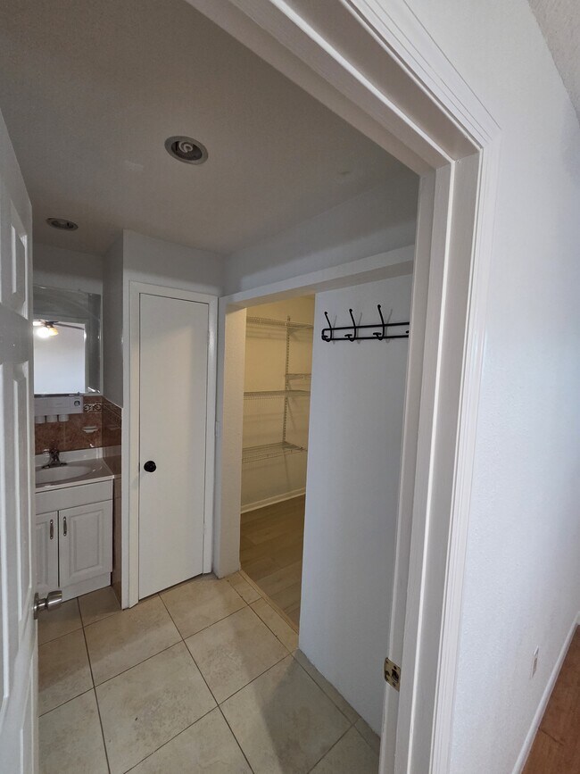 Foto del edificio - 606 Lakespur Ln