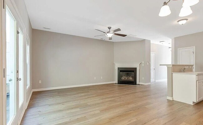 Foto del edificio - MUST SEE !! 3bd 3.5ba Townhome in Fuquay V...