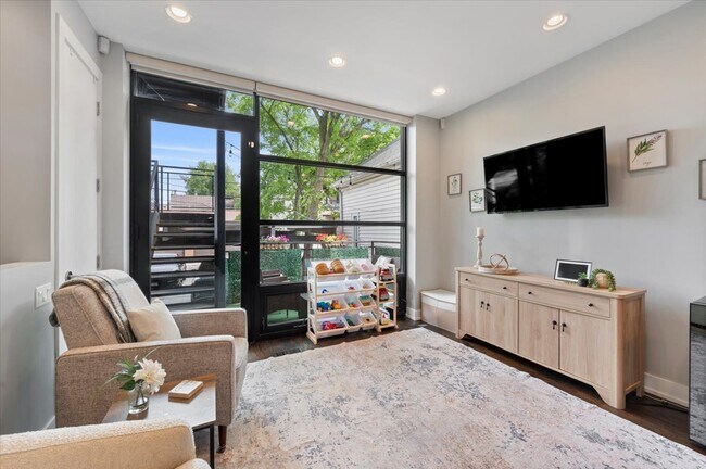 Foto del edificio - 1349 N Leavitt St