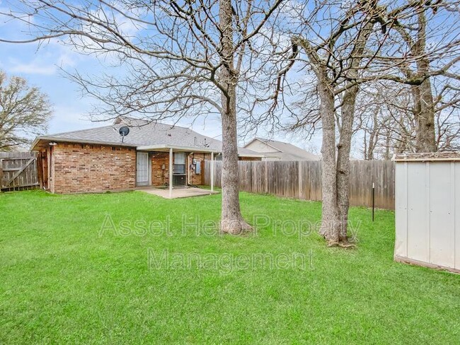 Building Photo - 2104 Hidden Hollow Cir