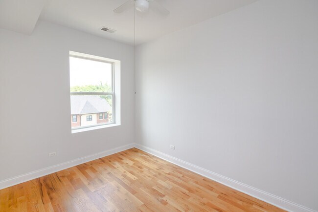 Building Photo - 1501 N Talman Ave