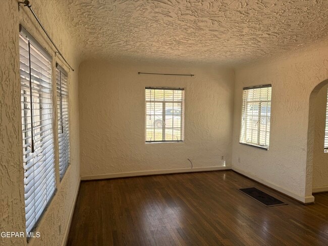 Building Photo - 1222 Mesita Dr