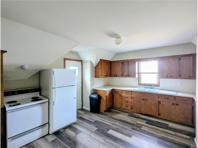 Building Photo - 825 Jessamine Ave E