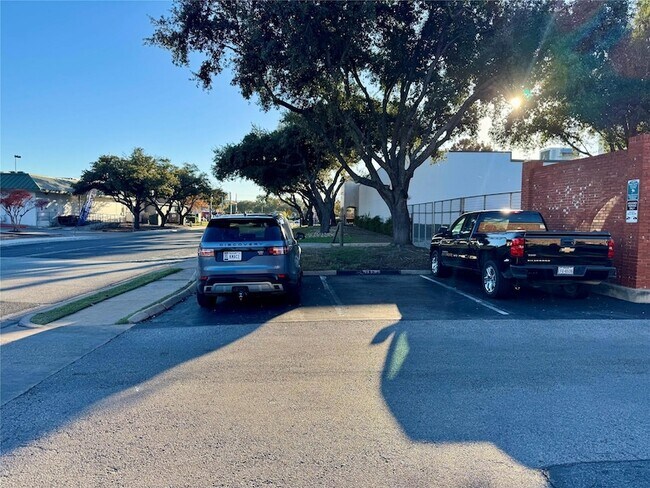 Foto del edificio - 7920 Rockwood Ln