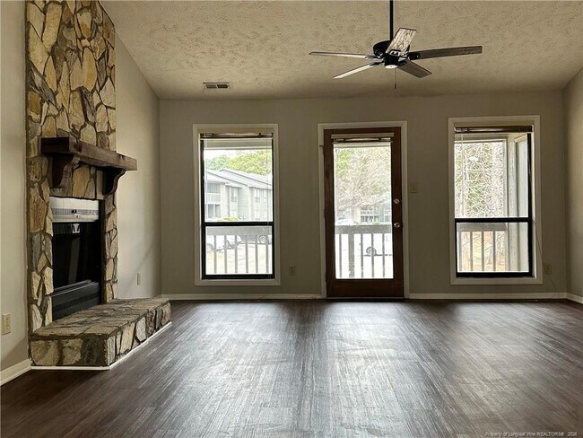 Foto del edificio - 1849 Tryon Dr