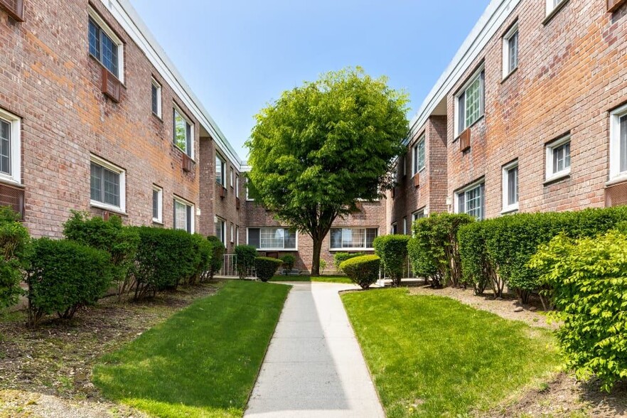 Eagle Rock Apartments at Carle Place