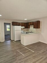Building Photo - 515 Green Valley Dr