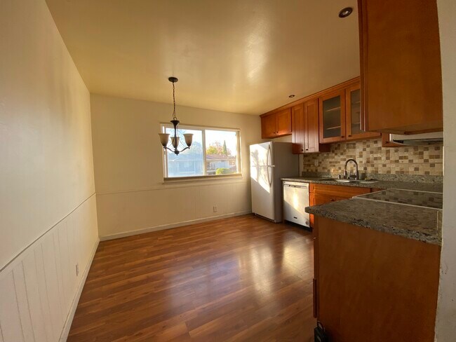 Building Photo - 166 Echo Ave