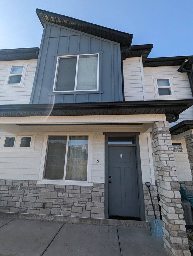 Building Photo - 275 E 1725 N
