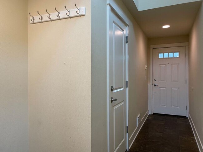 Foto del edificio - Light and Bright Greenwood Townhouse
